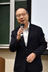 写真3　総会で挨拶する清水会長