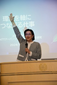 写真2　挨拶する香山 瑞恵 新工学部長
